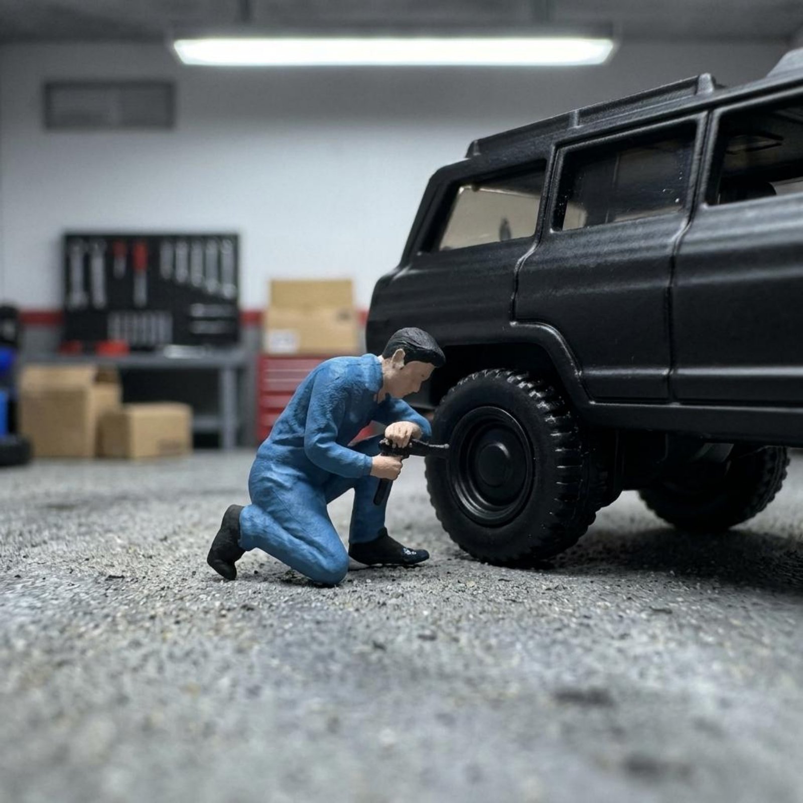 Phone Looking Man Figure Scene - Phone Accessories For Men recension och pris