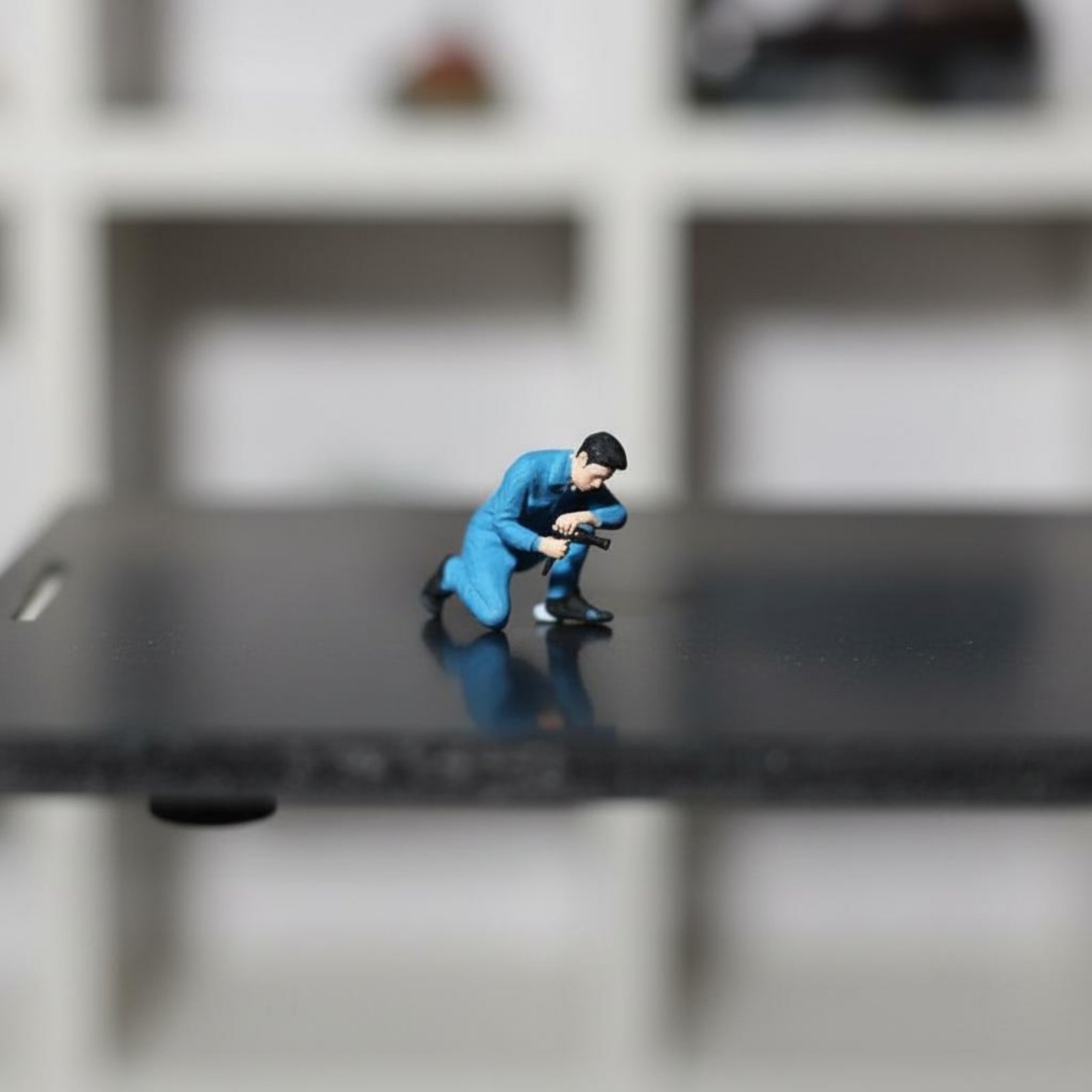 Phone Looking Man Figure Scene - Phone Accessories For Men recension och pris